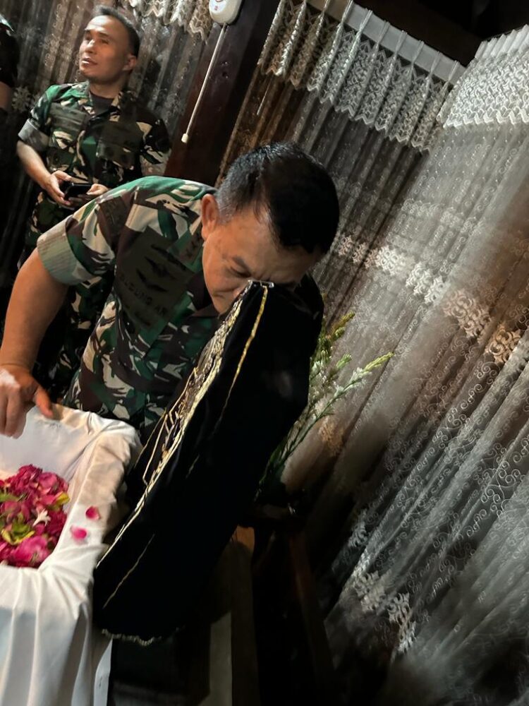 Jenderal Dudung Ziarah ke Makam Sunan Giri dan Jadi Imam Salat Magrib di Masjid Syekh Maulana Malik Ibrahim
