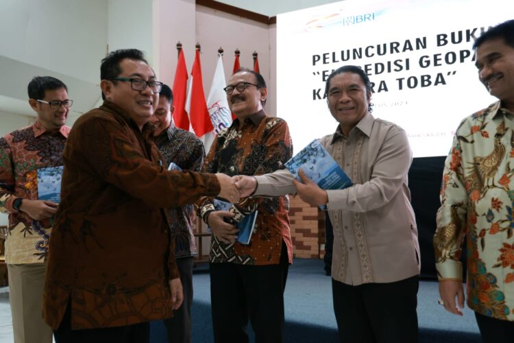 Berkontribusi Atas Pembangunan Pers, Pj Gubernur Banten Al Muktabar Raih Anugerah Sahabat Pers SMSI