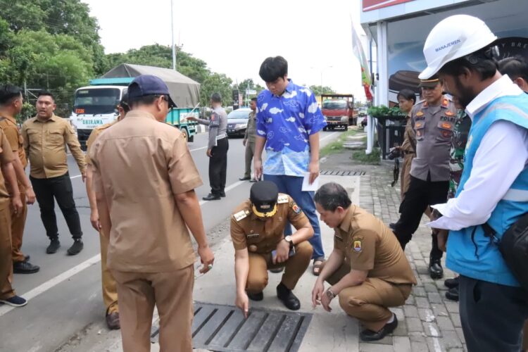 Pj Bupati Cirebon Tinjau Saluran Air dan Kabel Listrik di Desa Kedawung